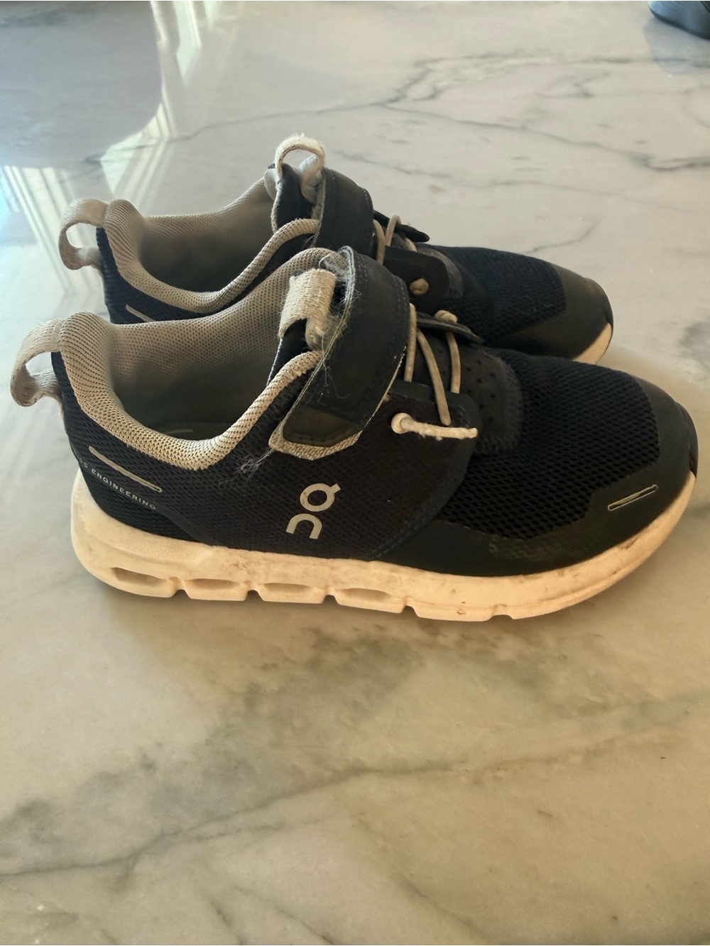 On Cloud Running Kids Navy and White Cloud Sneakers with Hook-and-Loop Strap